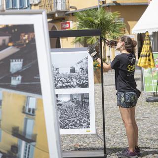 Sur la Piazza Grande de Locarno en ce mois d'août 2020, pas de spectateurs mais une exposition photographique. [Keystone - Pablo Gianinazzi]