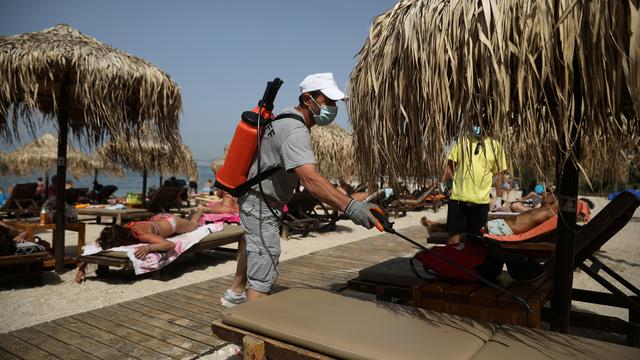 Les chaises longues sont désinfectées sur les plages grecques, pour lutter contre la propagation du coronavirus. [Reuters - Costas Baltas]