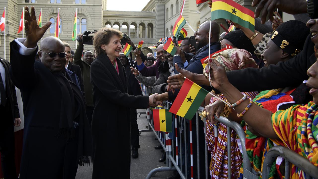 Bain de foule pour le président du Ghana aux côtés de la présidente de la Confédération [KEYSTONE - Anthony Anex]