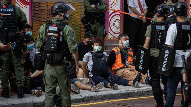 Des manifestants arrêtés à Hong Kong. [Keystone - EPA/Jérôme Favre]