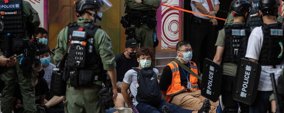 Des manifestants arrêtés à Hong Kong. [Keystone - EPA/Jérôme Favre]