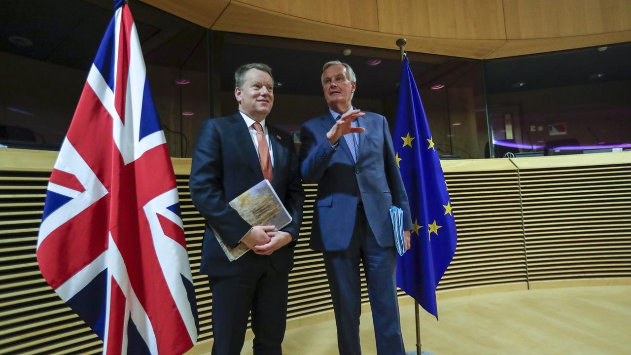 Le négociateur britannique du Brexit David Frost et son homologue européen Michel Barnier. [Keystone - EPA/Olivier Hoslet]