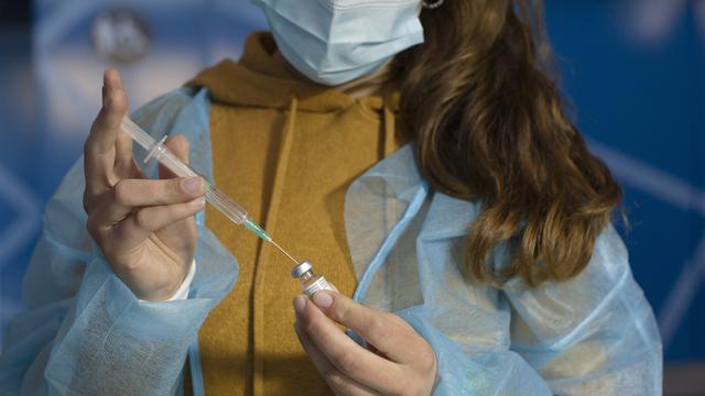 Le vaccin pourrait être un frein majeur à l'épidémie, selon des chercheurs. [Keystone - Maya Alleruzzo]