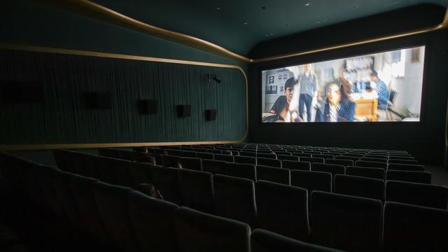 Un cinéma à Genève, le 12 mars 2020, juste avant la fermeture des salles. [Keystone - Martial Trezzini]