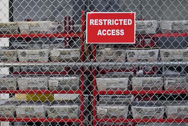 Une portion des 200'000 bulletins de vote par correspondance arrivés dans une division électorale de Pittsburg, le 29 octobre 2020. [Keystone/AP photo - Gene J. Puskar]