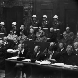 Les principaux leaders nazis accusés du procès de Nuremberg, dont Hermann Goering, Rudolf Hess et Joachim von Ribbentrop dans l'ordre assis au premier rang. [Stringer / AFP]