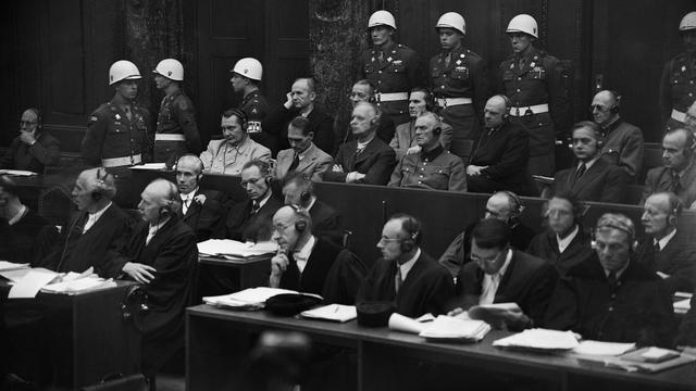 Les principaux leaders nazis accusés du procès de Nuremberg, dont Hermann Goering, Rudolf Hess et Joachim von Ribbentrop dans l'ordre assis au premier rang. [Stringer / AFP]