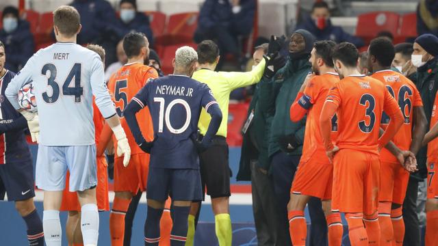 L'arbitre Ovidiu Hategan ne sera pas sur la pelouse du Parc des Princes pour la reprise du match. [Charles Platiau]