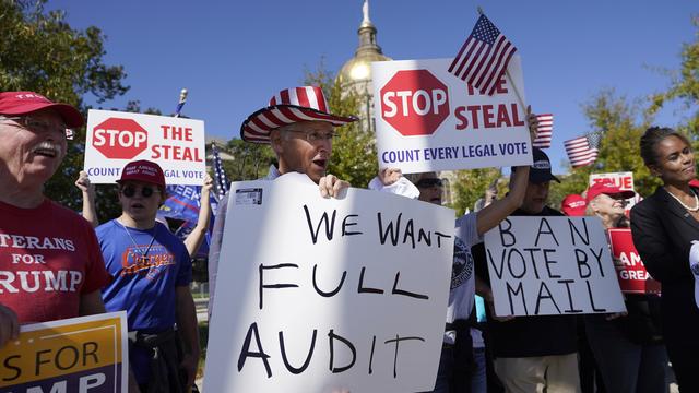 Vendredi 13 novembre: des partisans de Donald Trump dénonce des fraudes électorales à Atlanta, en Géorgie, alors que les médias américains ont annoncé que cet Etat a finalement été remporté par Joe Biden. [Keystone - AP Photo/John Bazemore]