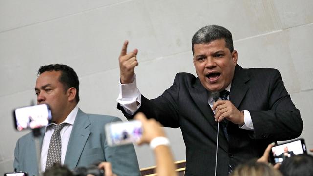 Luis Parra s'exprime lors de sa prestation de serment après s'être autoproclamé président du Parlement vénézuélien. [Reuters - Manaure Quintero]