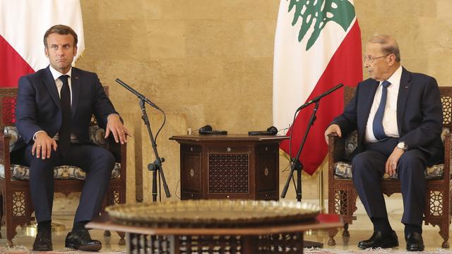 Emmanuel Macron avec le président libanais à Beyrouth, 06.08.2020. [Pool/EPA/Keystone - Thibault Camus]