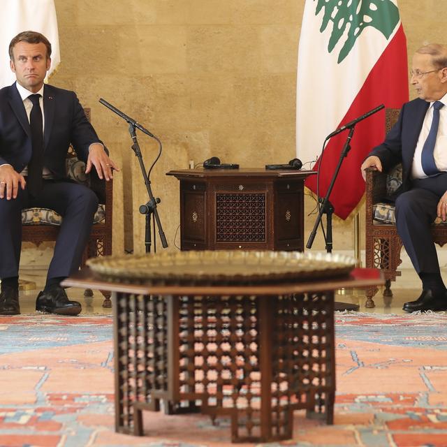 Emmanuel Macron avec le président libanais à Beyrouth, 06.08.2020. [Pool/EPA/Keystone - Thibault Camus]