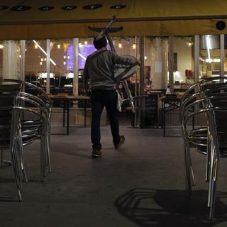 Les bars parisiens seront à nouveau fermés dès le mardi 6 octobre. [AP Photo via Keystone - Francois Mori]