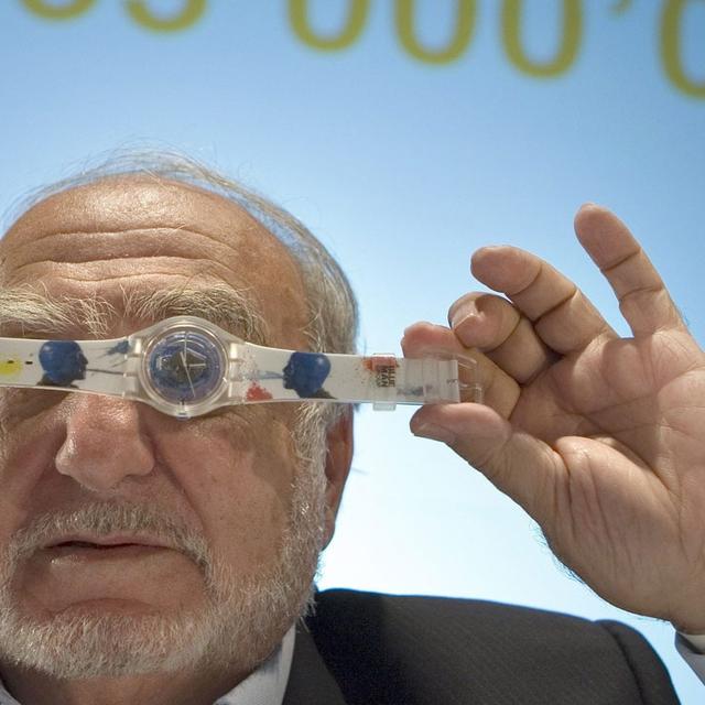 Nicolas G. Hayek présente la nouvelle collection de Swatch à Lugano le jeudi 1er juin 2006. Le chiffre de 333 millions à l'arrière-plan symbolise le nombre de montres Swatch vendues dans le monde. [Keystone - Gaetan Bally]