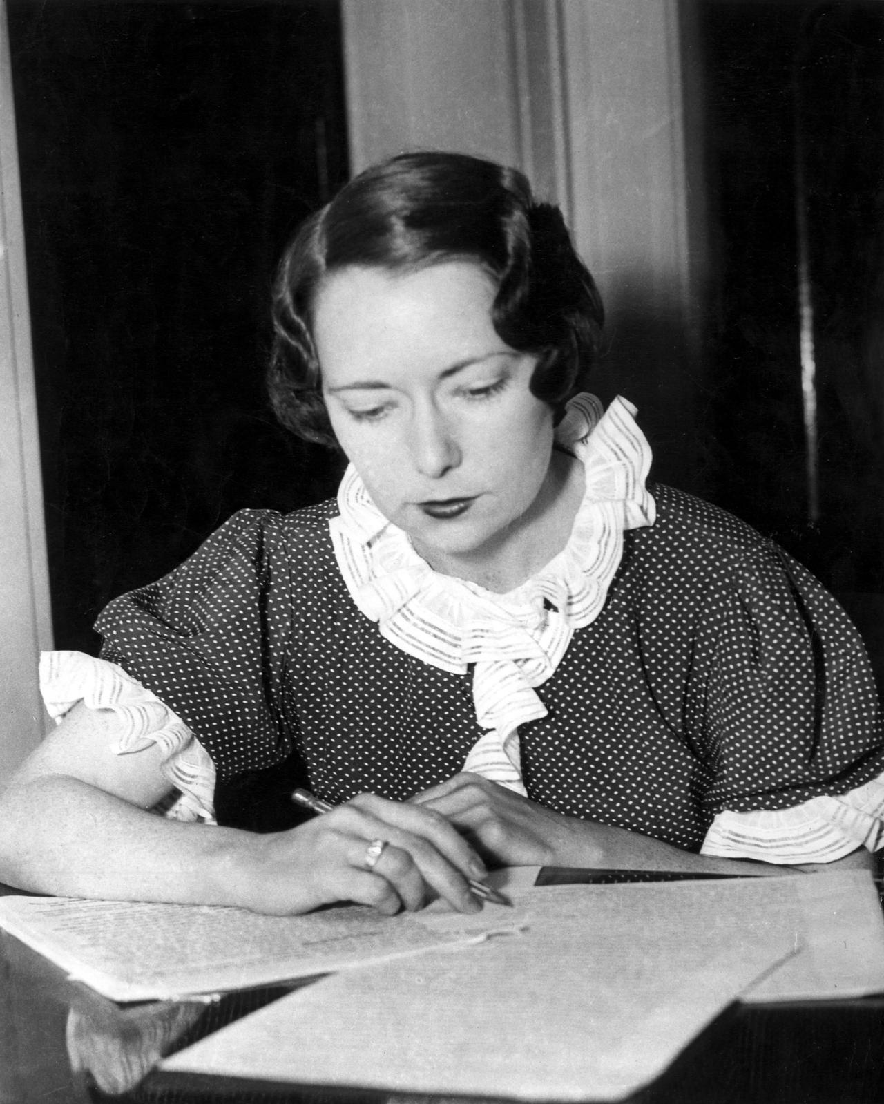 L'écrivaine américaine Margaret Mitchell en train d'écrire en 1936. [Leemage via AFP]