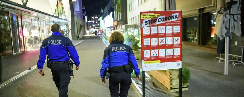 Une patrouille de police dans les rues de Lausanne le 21 novembre 2020. [Keystone - Laurent Gillieron]