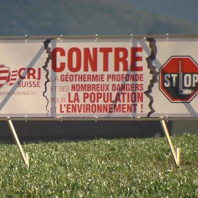 Une affiche contre la géothermie dans le Jura. [RTS]
