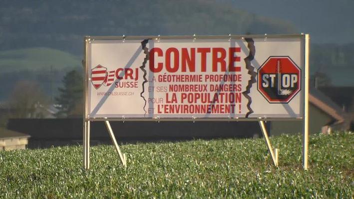 Une affiche contre la géothermie dans le Jura. [RTS]
