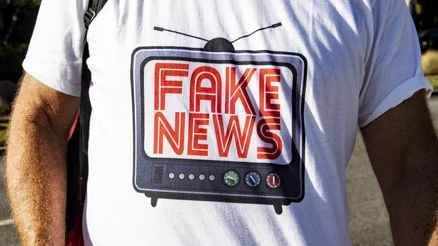 Un supporter de Donald Trump porte un t-shirt "fake news" lors de l'arrivée du président américain à Beverly Hills, en septembre 2019. [EPA - Etienne Laurent]