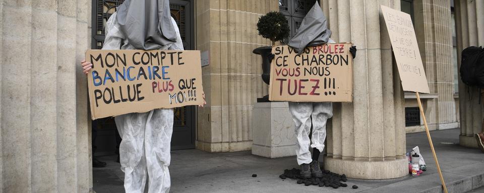 Lausanne: des activistes du climat ont organisé une démonstration pour dénoncer les investissements d'UBS dans les énergies fossiles. [EPA/Keystone - Laurent Gilliéron]