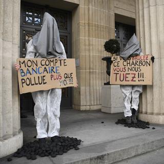Lausanne: des activistes du climat ont organisé une démonstration pour dénoncer les investissements d'UBS dans les énergies fossiles. [EPA/Keystone - Laurent Gilliéron]