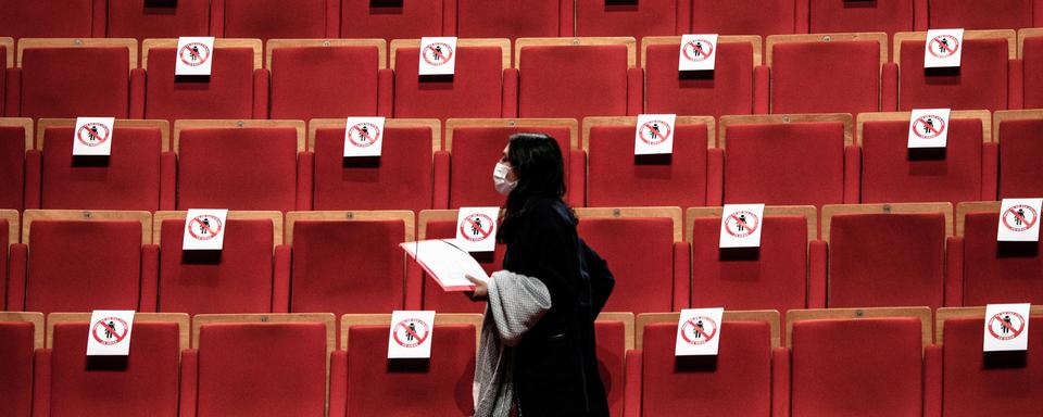 Des salles vidées de leurs spectateurs, la pandémie n'épargne pas les cinémas, petits ou grands (image prétexte). [AFP - Jeff Pachoud]