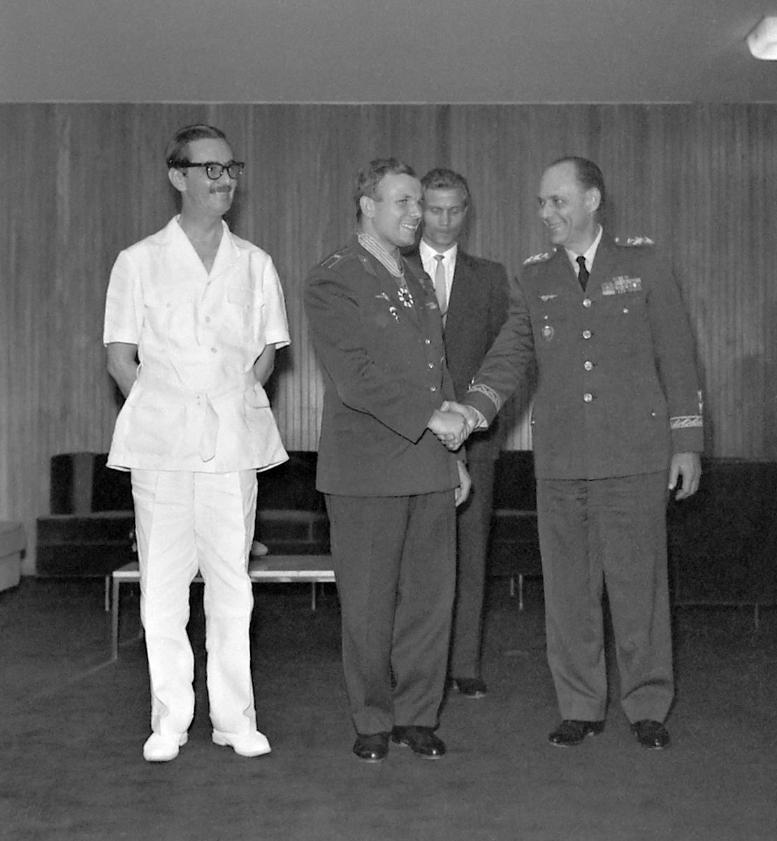 Youri Gagarine avec le président brésilien Jânio da Silva Quadros lors de sa visite à Brasilia en 1960. [CC-BY-SA - Arquivo Nacional]