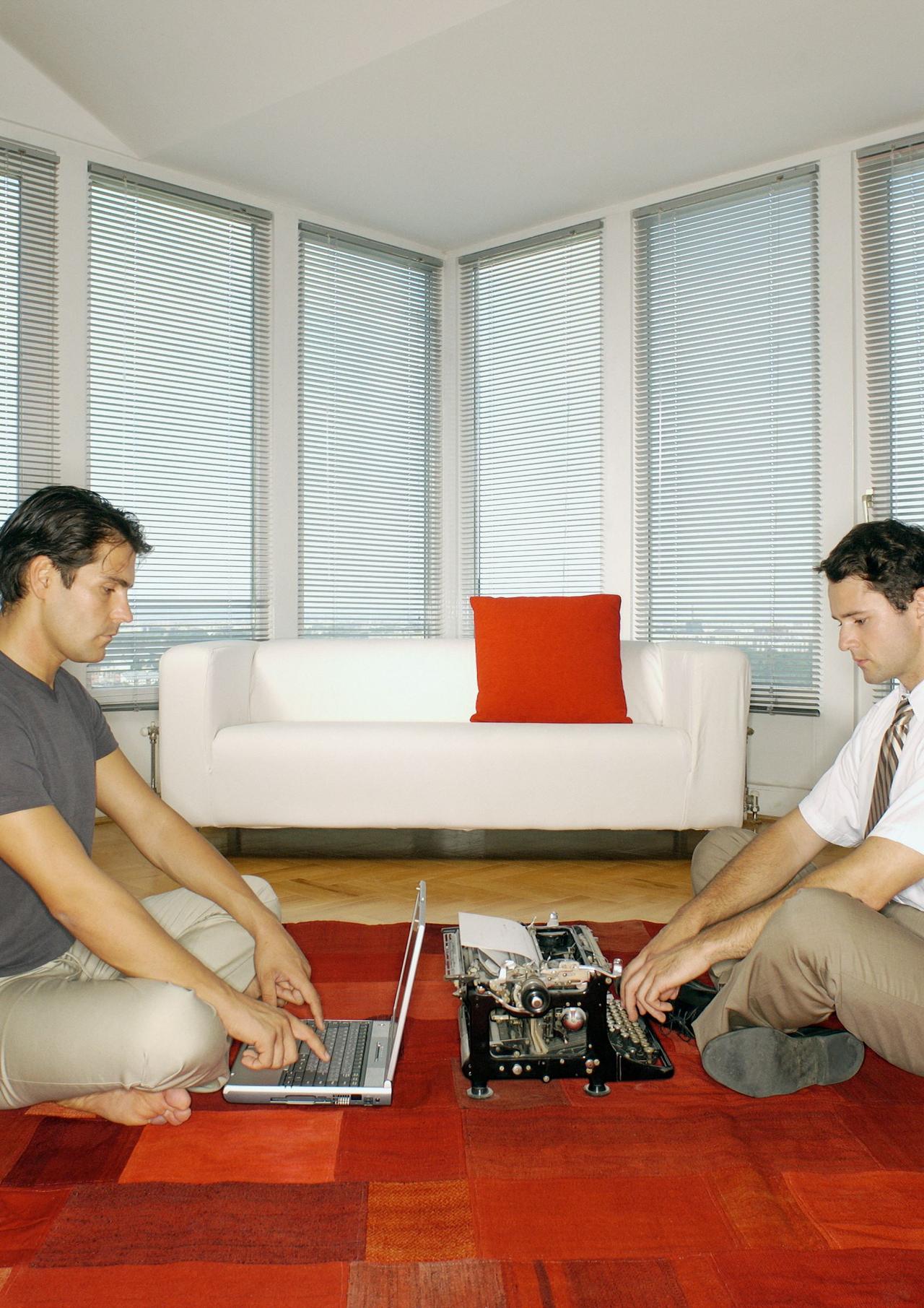 Laptop ou machine à écrire, les deux commencent à être envisagés dans les bureaux. [AltoPress / PhotoAlto via AFP - Téo Lannié]