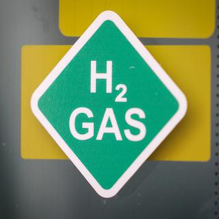 Un logo d'hydrogène dans une usine de production d'hydrogène en Allemagne. [Keystone/EPA - Focke Strangmann]