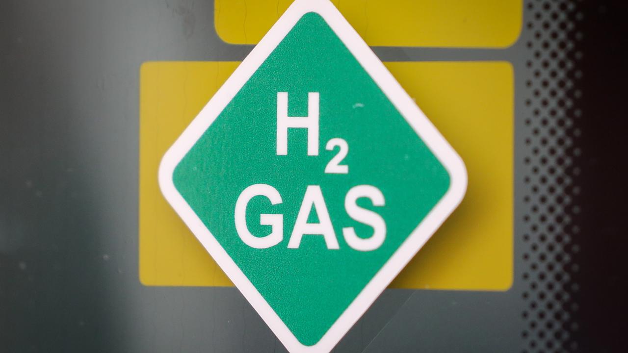 Un logo d'hydrogène dans une usine de production d'hydrogène en Allemagne. [Keystone/EPA - Focke Strangmann]