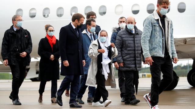 Le président Macron accueille l'ex-otage au Mali Sophie Pétronin, le 9 octobre à l'aéroport militaire de Villacoublay près de Paris. [AFP - Gonzalo Fuentes]