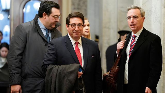 Les avocats Jay Sekulow (centre) et Pat Cipollone (droite), membres de la défense du président Donald Trump lors de son procès en destitution au Sénat américain. [Keystone - Joshua Roberts]