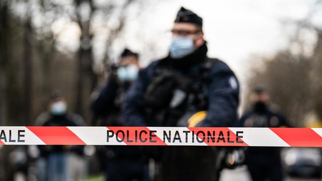 Trois policiers ont été suspendus à la suite d'une violente interpellation à Paris. [AFP/HANS LUCAS]