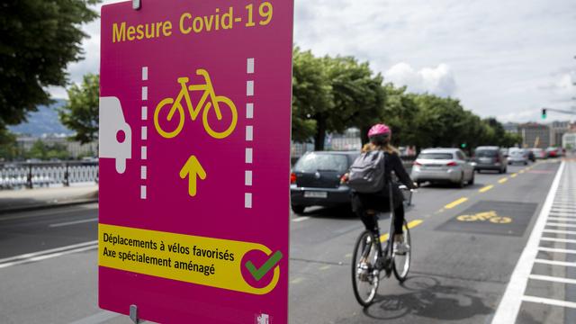 Des pistes cyclables temporaires ont vu le jour à Genève comme dans d'autres villes romandes lors du pic de la crise sanitaire. Plusieurs d'entre elles vont être pérennisées. [keystone - Salvatore Di Nolfi]