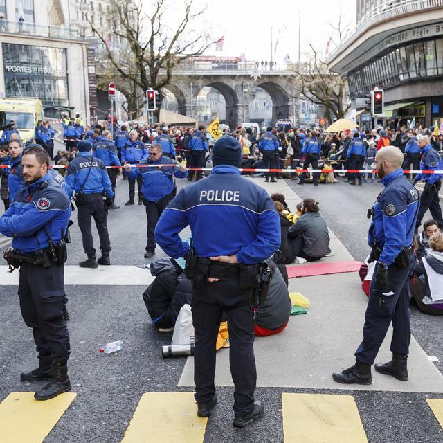 La police lausannoise entoure des activistes d'Extinction Rebellion lors de leur "block" de la Rue Centrale à Lausanne le 14 décembre 2019. [Keystone - Cyril Zingaro]