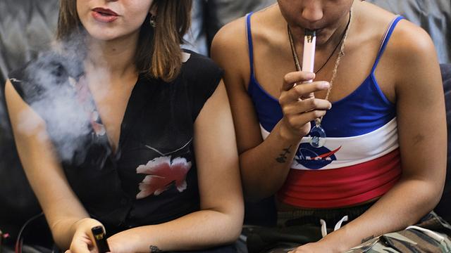 En Suisse, la cigarette électronique est accessible sans restriction d’âge dans la majorité des cantons. [AP/Keystone - Richard Vogel]