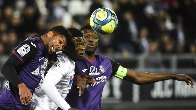 Moreira et Sylla (Toulouse) luttent avec Dibassy d'Amiens; les trois ne sont pas certains d'évoluer en L2 la saison prochaine. [AFP - Lo Presti]