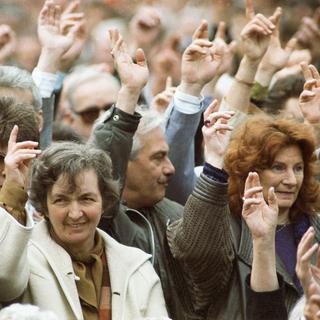 Le 28 avril 1991, les femmes d'Appenzell Rhodes-Intérieures peuvent pour la première fois de l'histoire participer à la Landsgemeinde. [KEYSTONE/Str]