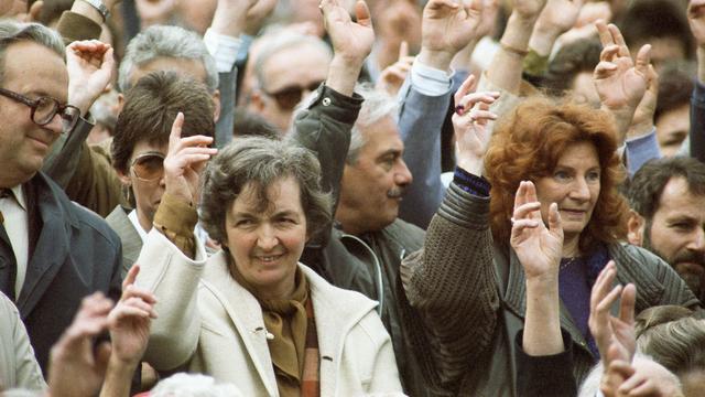 Le 28 avril 1991, les femmes d'Appenzell Rhodes-Intérieures peuvent pour la première fois de l'histoire participer à la Landsgemeinde. [KEYSTONE/Str]