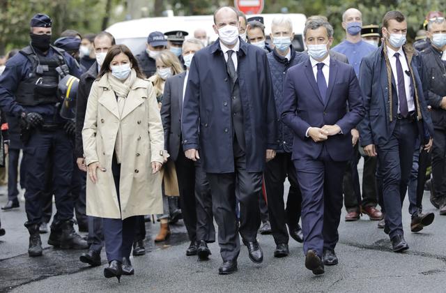 La maire de Paris Anne Hidalgo, le Premier ministre Jean Castex et le ministre de l'Intérieur Gérald Darmanin se sont rendus sur les lieux de l'attaque. [Keystone - AP Photo/Lewis Joly]