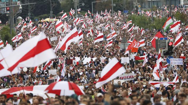 Des dizaines de milliers de Biélorusses manifestent contre le président Loukachenko à Minsk. [Keystone - AP Photo/TUT.by]