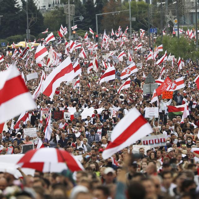 Des dizaines de milliers de Biélorusses manifestent contre le président Loukachenko à Minsk. [Keystone - AP Photo/TUT.by]