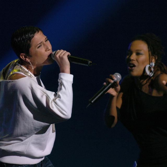 La chanteuse Diam's (gauche) se produit avec China, la fille de Dee Dee Bridgewater, le 28 février 2004 à Paris, lors de la cérémonie des 19e Victoires de la musique. [AFP - Bertrand Guay]