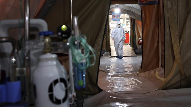 Un hôpital temporaire de 2000 lits a été installé dans le centre d'expositions de Téhéran. [Keystone/AP Photo - Ebrahim Noroozi]