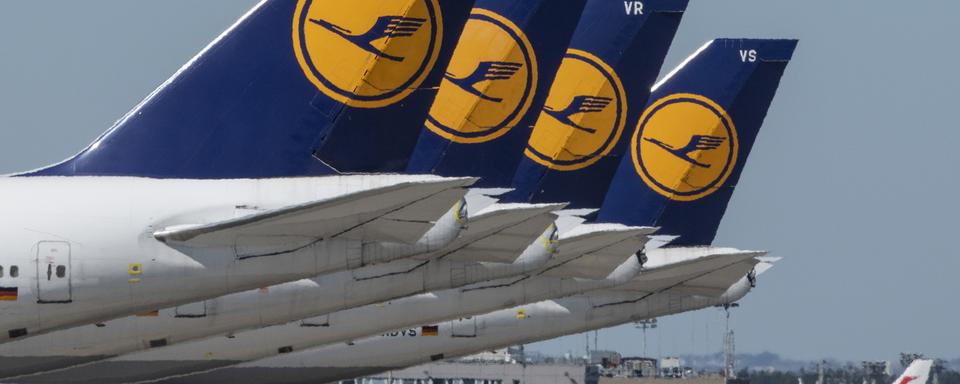 Des avions de la flotte de Lufthansa à l'aéroport de Francfort, le 6 mai 2020. [Keystone - Boris Roessler]