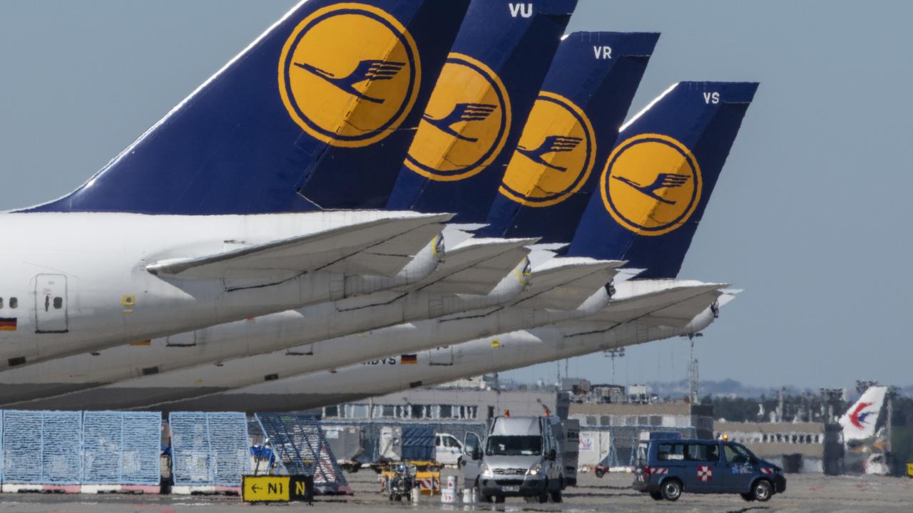 Des avions de la flotte de Lufthansa à l'aéroport de Francfort, le 6 mai 2020. [Keystone - Boris Roessler]