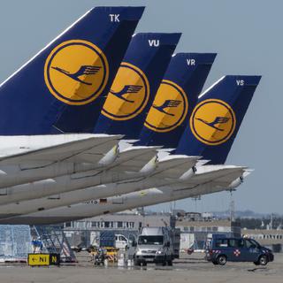 Des avions de la flotte de Lufthansa à l'aéroport de Francfort, le 6 mai 2020. [Keystone - Boris Roessler]