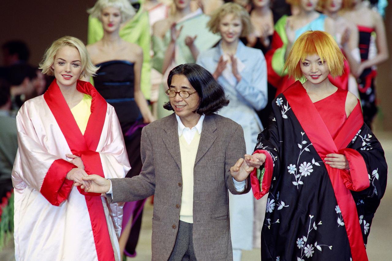 Le designer Kenzo lors du défilé de la collection prêt-porter 1996-1997 à Paris. [AFP - Pierre VERDY]