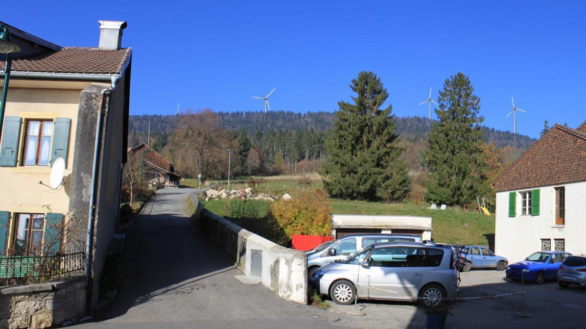 Vue du parc éolien depuis le village de La Praz (photomontage). [Energie Naturelle Mollendruz SA]