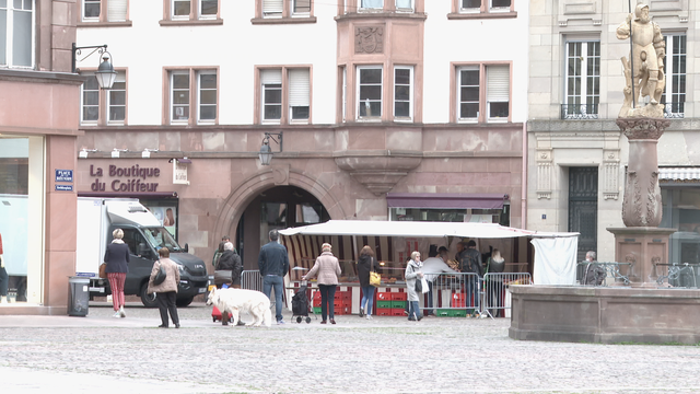 Dans les rues de Mulhouse, la vie reprend tant bien que mal. [RTS - Anne Fournier]